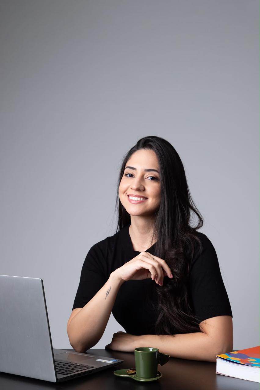 Lorrayne Torres em seu consultório