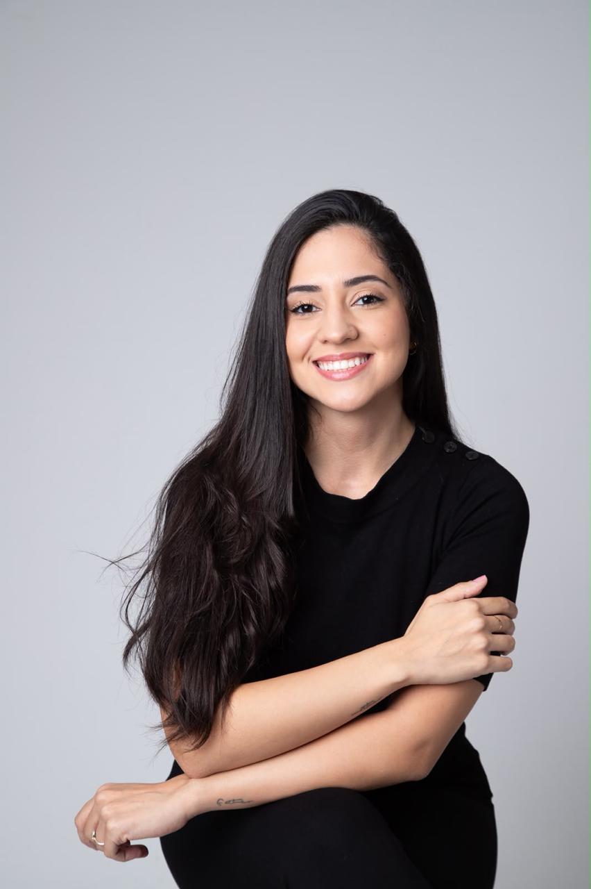 Lorrayne Torres sorrindo